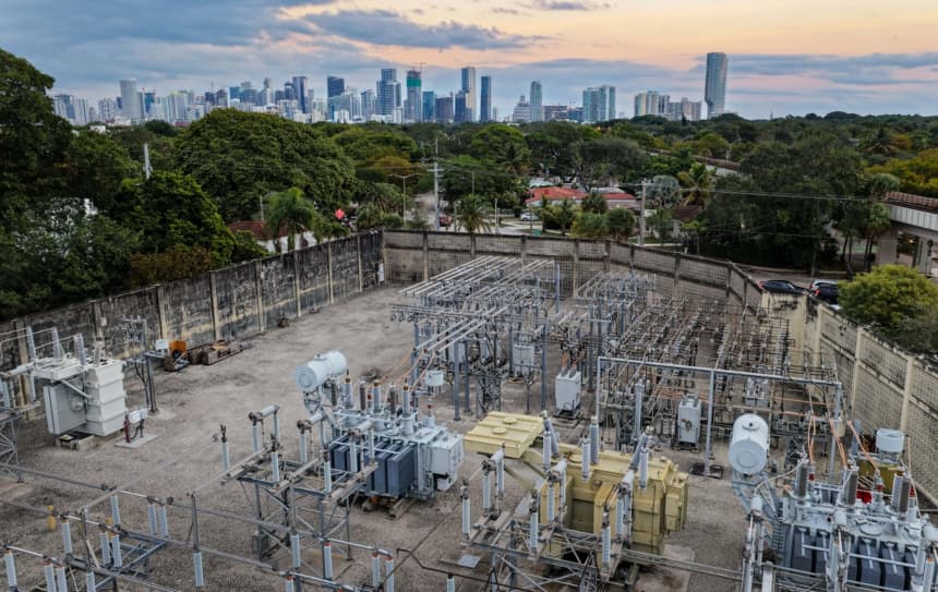 Líneas eléctricas de alta tensión atraviesan una subestación de la red eléctrica, en Miami, el 14 de enero de 2026. (Joe Raedle/Getty Images)