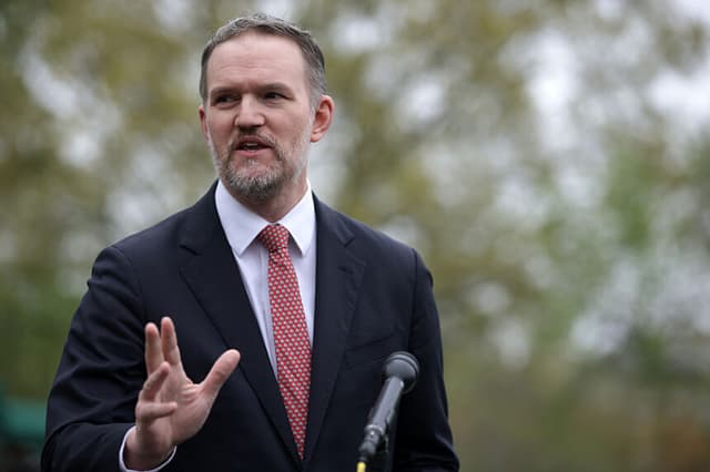 El representante comercial de EE. UU., Jamieson Greer, habla con los medios de comunicación frente al Ala Oeste de la Casa Blanca el 2 de abril de 2026. (Foto de Alex Wong/Getty Images).