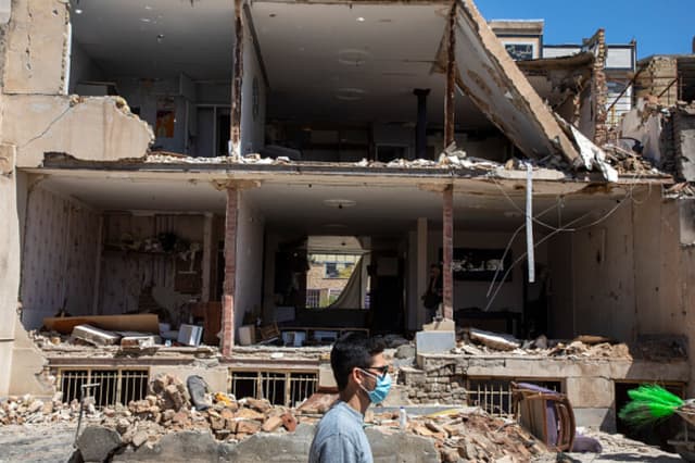 Edificio residencial dañado tras ataques en Vahdat (Karaj, Irán), el 3 de abril de 2026, en medio de la escalada entre Irán, Israel y Estados Unidos. (Majid Saeedi/Getty Images).