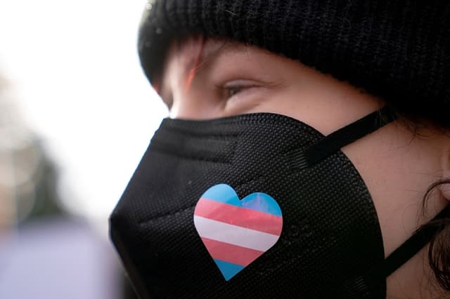 Una persona lleva una pegatina trans durante una manifestación en Seattle el 8 de febrero de 2025. (David Ryder/Reuters)
