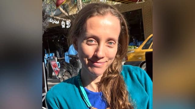 La periodista estadounidense Shelly Kittleson posa para una foto tomada con su teléfono móvil en una cafetería de Bagdad, Irak, el 30 de marzo de 2026. (Foto AP).