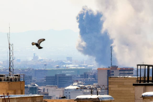 El humo se eleva tras los ataques contra Teherán, Irán, el 7 de abril de 2026. (Atta Kenare/AFP vía Getty Images)