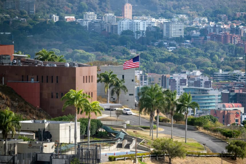 La bandera estadounidense ondea en la embajada de Estados Unidos en Caracas el 14 de marzo de 2026, diez días después del restablecimiento de las relaciones diplomáticas tras la captura del líder derrocado Nicolás Maduro en una incursión militar estadounidense. (Maryorin Méndez / AFP vía Getty Images)
