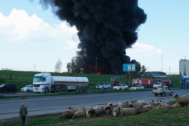 Humo desde un almacén de petróleo en las afueras de Erbil, capital de la región del Kurdistán iraquí, tras un presunto ataque con drones el 1 de abril de 2026. El ataque se produjo en medio de crecientes tensiones regionales, tras la guerra que comenzó con los ataques de EE. UU. e Israel contra Irán el 28 de febrero y se extiende por los países vecinos y su infraestructura energética. (Foto de Gailan Haji / Middle East Images / AFP vía Getty Images)