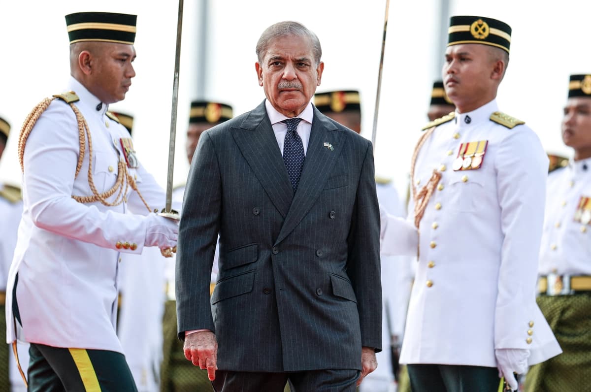 El primer ministro de Pakistán, Shehbaz Sharif, inspecciona la guardia de honor en Putrajaya, Malasia, el 6 de octubre de 2025. (Hasnoor Hussain/POOL/AFP vía Getty Images)