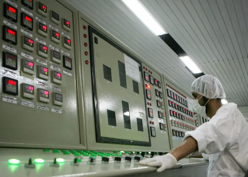 Un técnico iraní trabaja en la sala de control de las instalaciones de conversión de uranio de Isfahán, en Irán, el 3 de febrero de 2007. (Behrouz Mehri/AFP vía Getty Images)