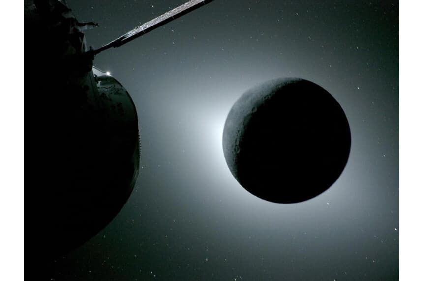 La Luna, vista aquí retroiluminada por el Sol durante un eclipse solar el 6 de abril de 2026, es fotografiada por una de las cámaras en las alas del panel solar de la nave espacial Orión. (Cortesía de la NASA)