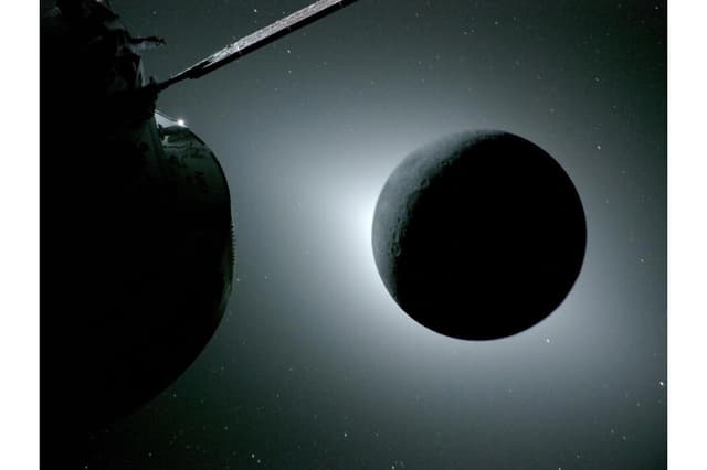 La Luna, vista aquí retroiluminada por el Sol durante un eclipse solar el 6 de abril de 2026, es fotografiada por una de las cámaras en las alas del panel solar de la nave espacial Orión. (Cortesía de la NASA)