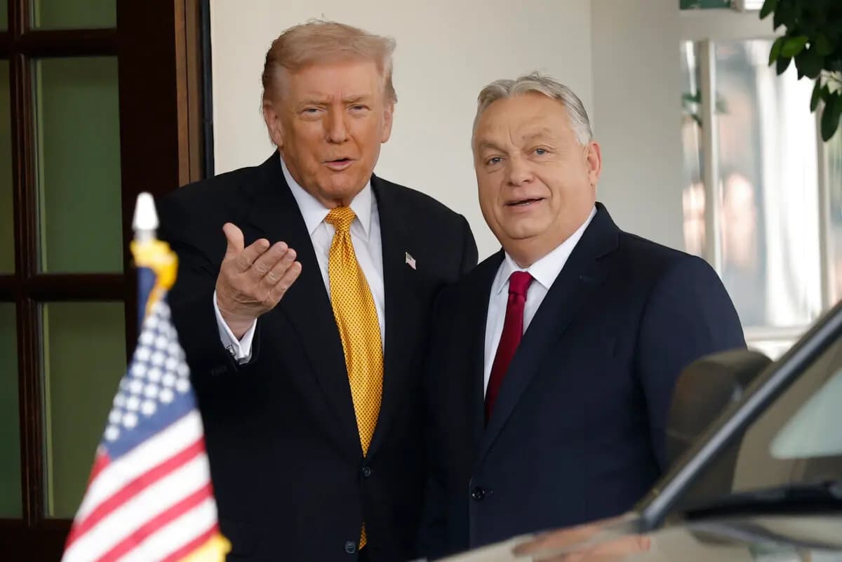 El presidente de EE. UU., Donald Trump, da la bienvenida al primer ministro húngaro, Viktor Orbán, a su llegada a la Casa Blanca el 7 de noviembre de 2025. (Kevin Dietsch/Getty Images).
