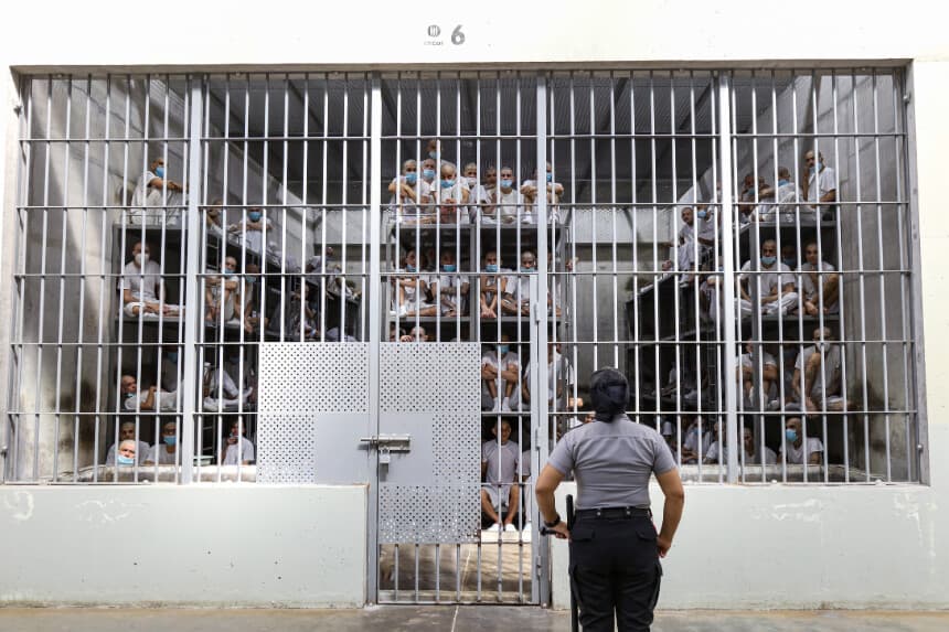 Un funcionario de prisiones vigila una celda durante una ronda por la megaprisión CECOT de El Salvador, ubicada en el municipio de Tecoluca, el 30 de enero de 2026 en Tecoluca, El Salvador. (Alex Peña/Getty Images)