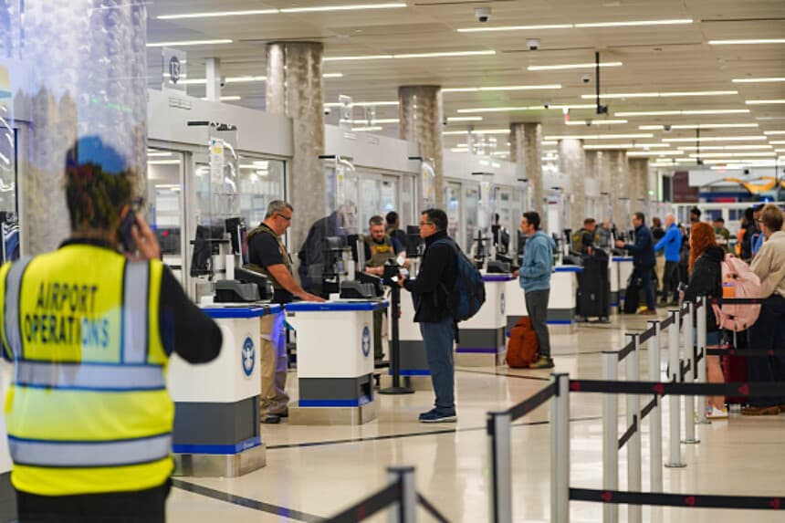 Agentes de ICE comprueban documentos de identidad en el control de seguridad del Aeropuerto Internacional Hartsfield-Jackson de Atlanta el 26 de marzo de 2026 en Atlanta, Georgia. El presidente de EE. UU., Donald Trump, dijo que el lunes se desplegarán agentes del ICE en los aeropuertos estadounidenses, bajo la dirección del responsable de fronteras, Tom Homan. (Megan Varner/Getty Images).