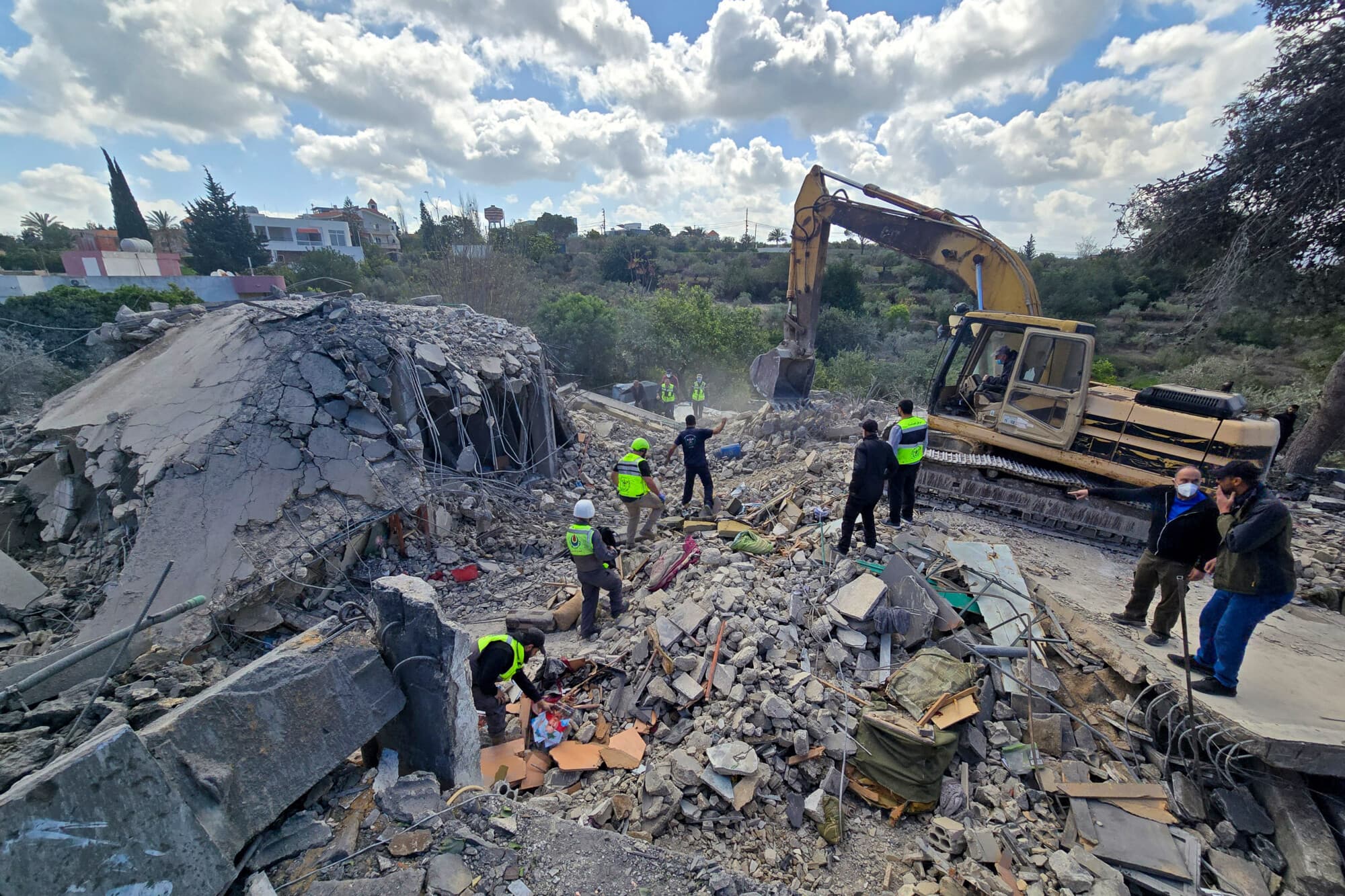 Los equipos de rescate buscan entre los escombros en el lugar donde se produjo un ataque aéreo israelí contra una vivienda en Abbassiyeh, en las afueras de la ciudad costera de Tiro, al sur del Líbano, el 9 de abril de 2026. (Kawnat HAJU/AFP vía Getty Images)
