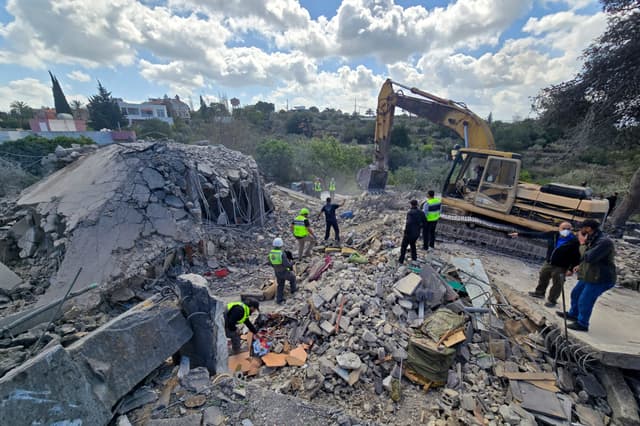Los equipos de rescate buscan entre los escombros en el lugar donde se produjo un ataque aéreo israelí contra una vivienda en Abbassiyeh, en las afueras de la ciudad costera de Tiro, al sur del Líbano, el 9 de abril de 2026. (Kawnat HAJU/AFP vía Getty Images)