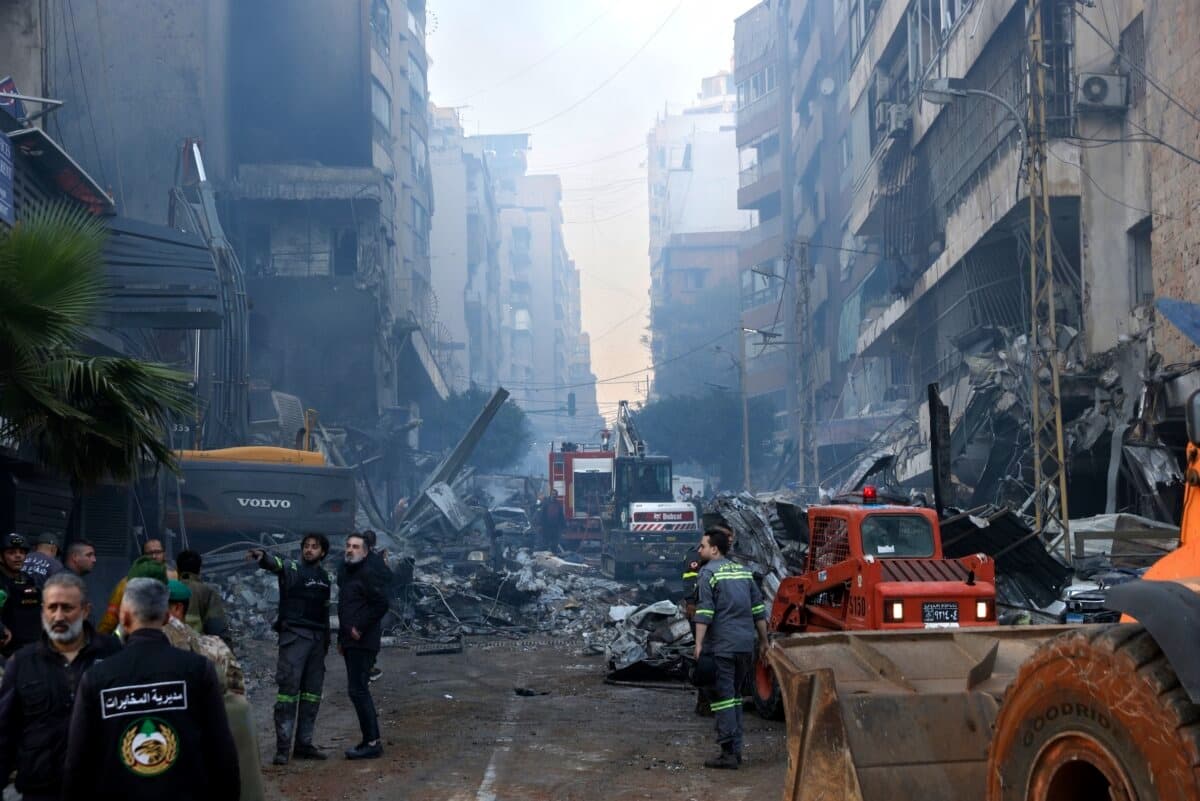 Equipos de rescate buscan personas tras un ataque israelí contra un edificio residencial en el barrio de Corniche al Mazraa en Beirut, Líbano, el 8 de abril de 2026. (Daniel Carde/Getty Images).