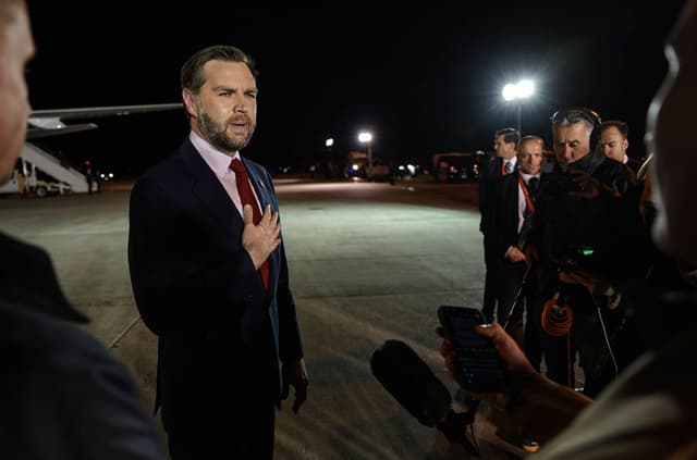 El vicepresidente de Estados Unidos, JD Vance, habla con los medios antes de abordar el Air Force Two para regresar a Washington, D.C. desde el Aeropuerto Internacional Ferenc Liszt de Budapest, en Budapest, Hungría, el 8 de abril de 2026. (Jonathan Ernst-Pool/Getty Images)