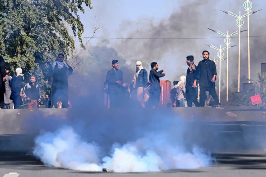 La gente se dispersa después de que la policía antidisturbios lanzara granadas de gas lacrimógeno durante su intento de asaltar la embajada de EE. UU. en Islamabad, el 1 de marzo de 2026. (Aamir Qureshi/AFP vía Getty Images)