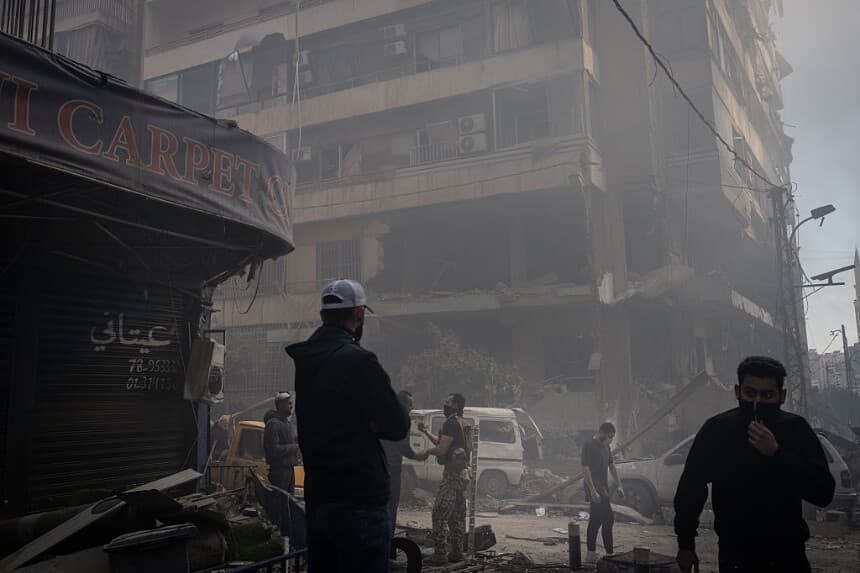 La gente observa cómo se eleva el humo de un edificio destruido por un ataque israelí en Beirut, Líbano el 8 de abril de 2026. (Chris McGrath/Getty Images)