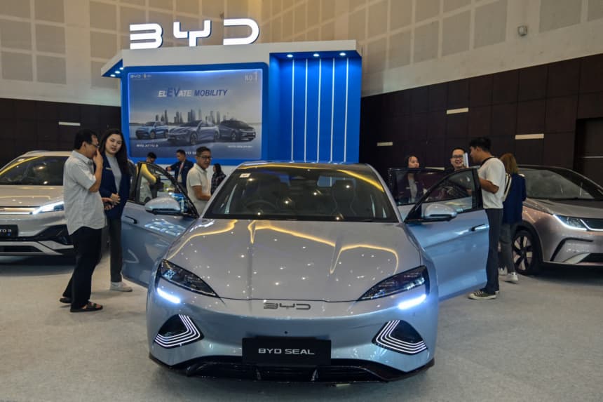 Personas visitan el stand del fabricante chino de automóviles BYD durante el Salón Internacional del Automóvil de Indonesia (IIMS) en Surabaya el 29 de mayo de 2024. (JUNI KRISWANTO/AFP via Getty Images)