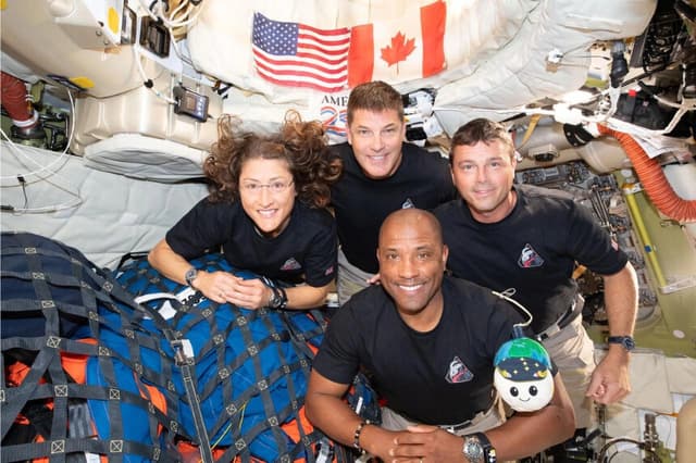 La tripulación del Artemis II —la especialista de misión (izq.– der.) Christina Koch, el especialista de misión Jeremy Hansen, el piloto Victor Glover y el comandante Reid Wiseman— dentro de la nave espacial Orion Integrity en camino a casa el 7 de abril de 2026. (Cortesía de la NASA).