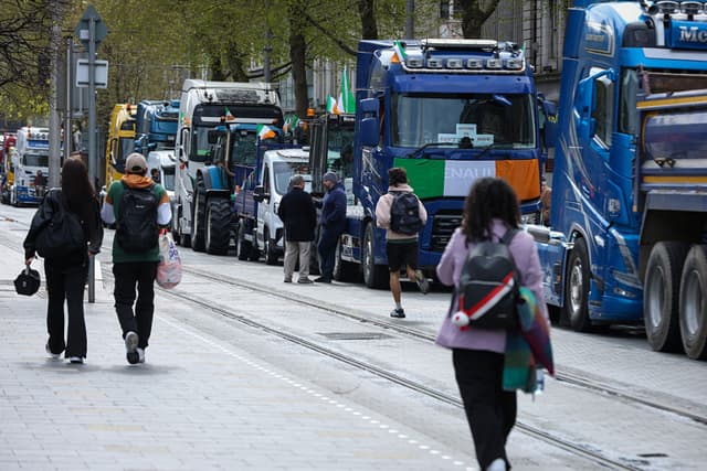 Camiones y tractores bloquean la calle O'Connell en el centro de la ciudad, mientras continúan por tercer día consecutivo las protestas contra el aumento del precio del combustible debido a la crisis de Medio Oriente, en el centro de Dublín, el 9 de abril de 2026. (Paul Faith/AFP vía Getty Images)