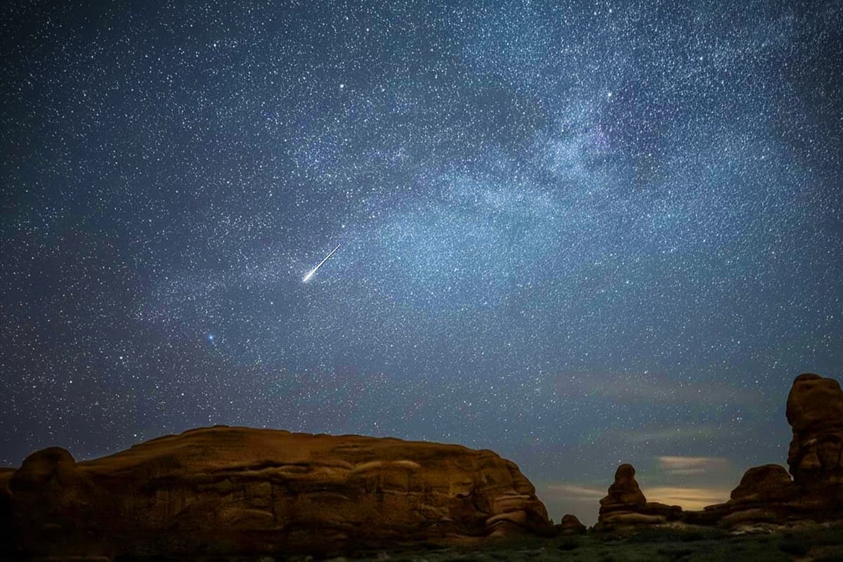 Una bola de fuego de las Líridas cae sobre el Parque Nacional Arches en Utah. (Cortesía de Nils Ribi).