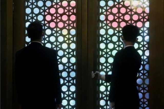 Personal de la Pensión Estatal Diaoyutai en Beijing el 18 de junio de 2023. (Leah Millis/AFP vía Getty Images)