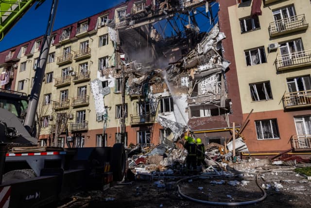Equipos de rescate ucranianos trabajan en el lugar donde un edificio residencial resultó gravemente dañado tras un ataque masivo en Odesa, Ucrania, el 6 de abril de 2026. (Oleksandr Gimanov/AFP vía Getty Images).