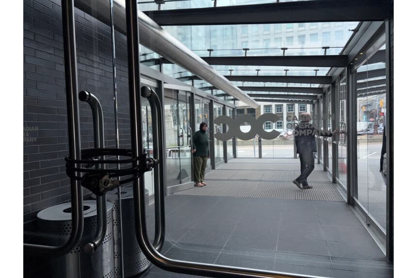 El Centro Four Seasons para las Artes Escénicas de Toronto cerró el día en que estaba previsto que albergara a Shen Yun, el 1 de abril de 2026. (Teng Dongyu/The Epoch Times)