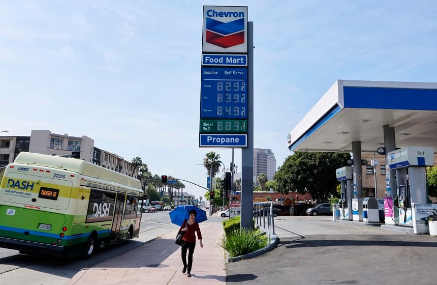 Se muestran los elevados precios de la gasolina en una gasolinera después de que el candidato demócrata a gobernador, Tom Steyer, hablara en una conferencia de prensa frente a la gasolinera en medio de la guerra en Irán, el 9 de abril de 2026 en Los Ángeles, California. (Mario Tama/Getty Images)