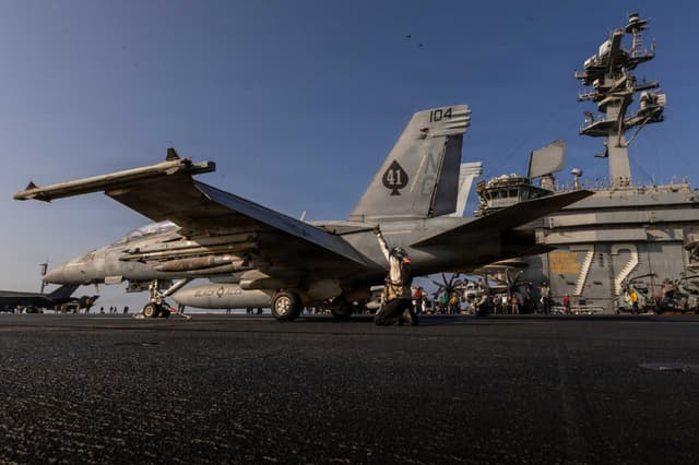 En esta fotografía facilitada por la Armada de los Estados Unidos, un F/A-18F Super Hornet, adscrito al Escuadrón de Cazas de Ataque (VFA) 41, se prepara para despegar desde la cubierta de vuelo del portaaviones de la clase Nimitz USS Abraham Lincoln (CVN 72) de la Operación Epic Fury el 4 de marzo de 2026 en el mar Mediterráneo. (Marina de los EE. UU. a través de Getty Images)