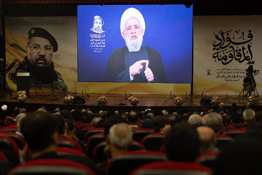 El líder de Hezbolá, Naim Qassem, pronuncia un discurso televisado en una ceremonia conmemorativa del primer aniversario de la muerte de Fuad Shukr, el 30 de julio de 2025 en Hadath, cerca de Beirut, Líbano. (Foto de Daniel Carde/Getty Images)