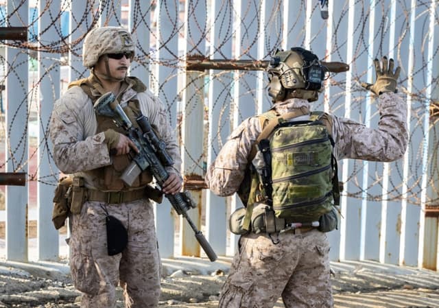 Hombres del Cuerpo de Marines de los Estados Unidos (USMC) patrullan la frontera entre EE. UU. y México cerca de San Diego, el 20 de enero de 2026. (John Fredricks/The Epoch Times)