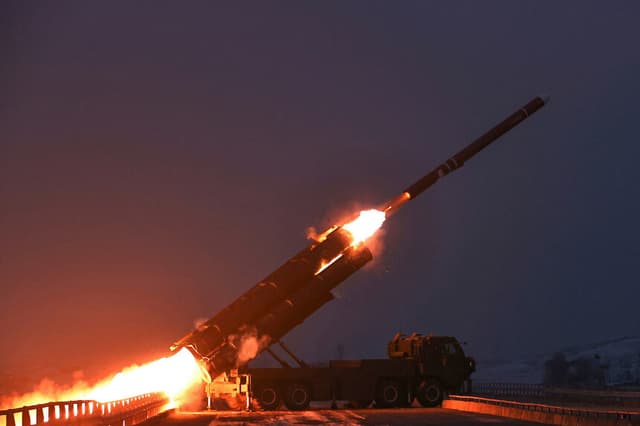 Esta imagen, tomada el 28 de diciembre de 2025 y difundida por la Agencia Central de Noticias de Corea (KCNA), el 29 de diciembre de 2025, muestra un simulacro de lanzamiento de un misil de crucero estratégico de largo alcance en el Mar del Oeste de Corea del Norte. (KCNA vía KNS / AFP vía Getty Images)