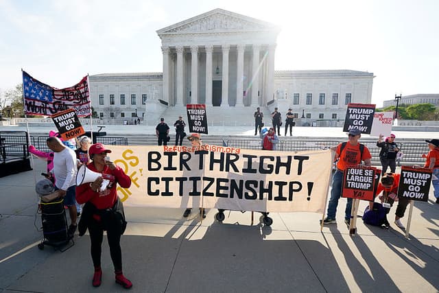 Varias personas se manifiestan frente al la Corte Suprema de  Estados Unidos antes de la llegada prevista del presidente Donald Trump el 1 de abril de 2026 en Washington, D.C. (Foto de Al Drago/Getty Images)