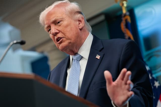 El presidente de Estados Unidos, Donald Trump, gesticula mientras habla sobre el conflicto en Irán en la sala de prensa James S. Brady de la Casa Blanca el 6 de abril de 2026, en Washington, D.C. (Kent Nishimura / AFP vía Getty Images)
