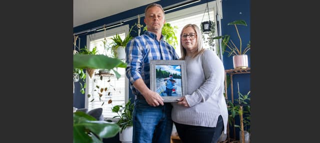 Brad y Kari Boettler sostienen una foto de su difunto hijo, Evan, en su casa de Aurora, Misuri, el 23 de marzo de 2026. (John Fredricks/The Epoch Times)