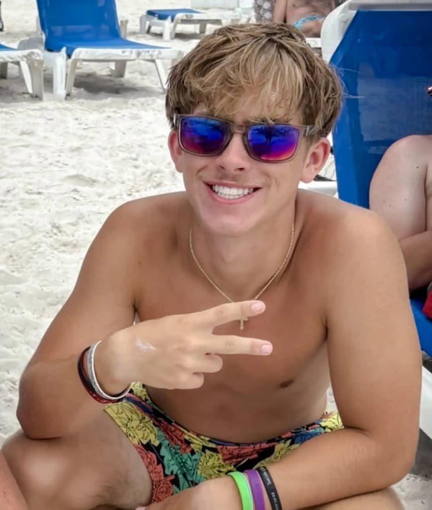 Bryce Tate en la playa, en esta foto familiar de vacaciones sin fecha. (Cortesía de Adam Tate)