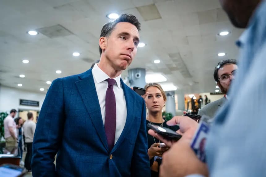 El senador Josh Hawley (R-Mo.) habla con los periodistas en el Capitolio, en Washington, el 9 de octubre de 2025. Hawley ha sido un crítico acérrimo de las empresas de redes sociales, que, según él, anteponen los beneficios a los niños. (Madalina Kilroy/The Epoch Times)