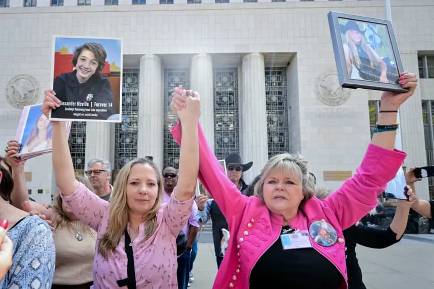 Los familiares de las víctimas que fallecieron tras tomar pastillas adulteradas con drogas compradas en las redes sociales, entre ellos Lori Schott (derecha) y Amy Neville (izquierda), abandonan la Corte Superior de Los Ángeles con retratos de sus hijos en Los Ángeles, el 25 de marzo de 2026. (Frederic J. Brown/AFP vía Getty Images)