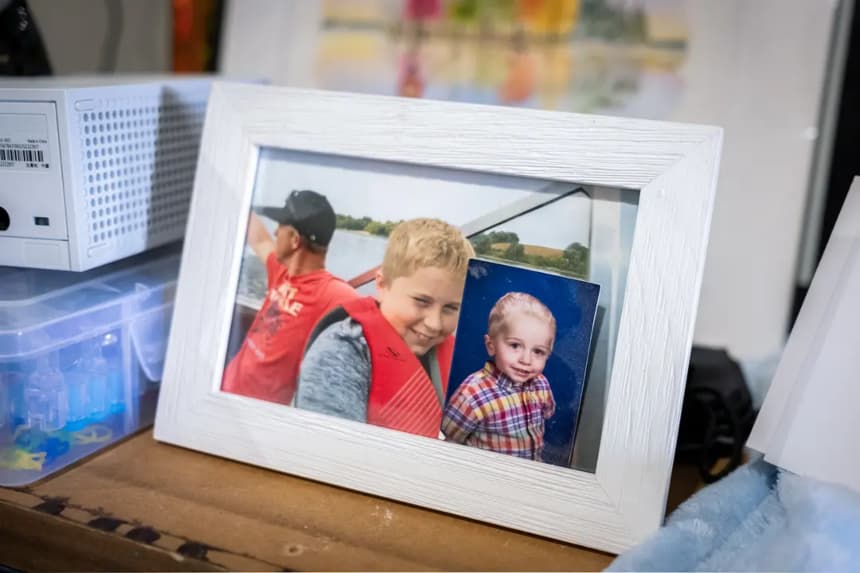 Fotografías de Evan Boettler en su habitación, en su casa de Aurora, Misuri, el 23 de marzo de 2026. Evan fue víctima de "sextorsión". En la sextorsión, un depredador online convence a su víctima menor de edad para que intercambie fotos o vídeos sexualmente explícitos, conocidos como material de abuso sexual infantil. (John Fredricks/The Epoch Times)