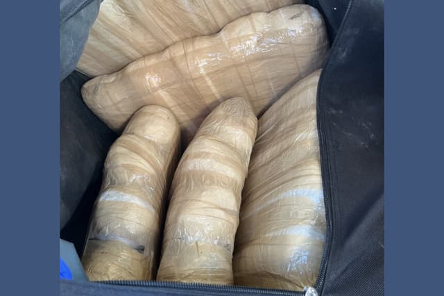 Agentes de la policía estatal de Arizona descubrieron aproximadamente 139 libras de metanfetamina durante un control de tráfico en la Interestatal 10 el 8 de diciembre de 2025. (Cortesía del Departamento de Seguridad Pública de Arizona).