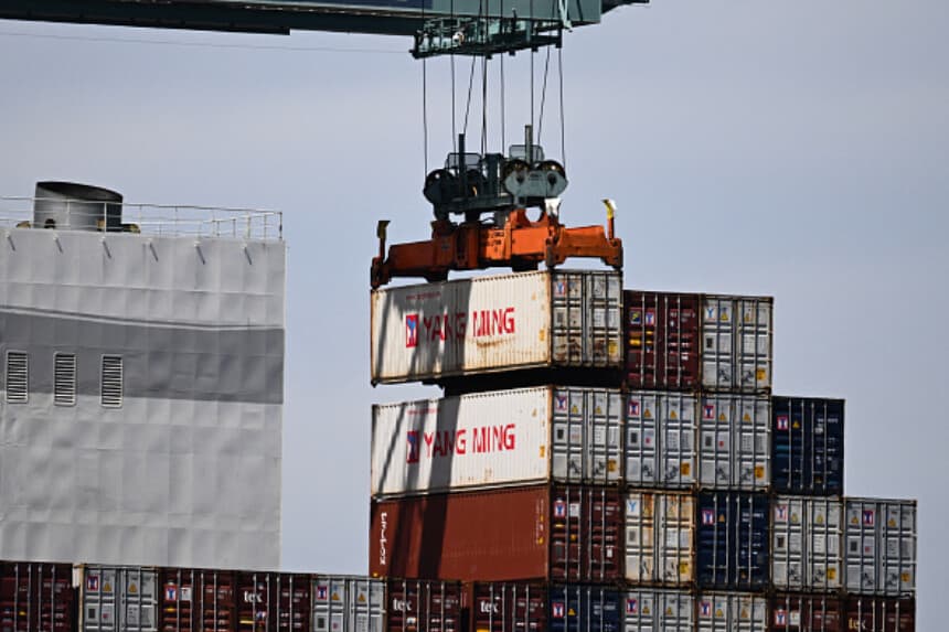 Una grúa descarga contenedores en el Puerto de Los Ángeles, California, el 10 de abril de 2025. Los aranceles del 10% impulsados por el presidente Donald Trump podrían mantenerse, pese a una pausa parcial anunciada el 8 de abril. (Patrick T. Fallon / AFP vía Getty Images).