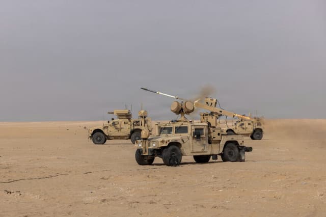 Un sistema electrónico avanzado de lanzamiento terrestre dispara un cohete Hydra 70 durante un ejercicio de tiro real contra drones en Kuwait el 4 de diciembre de 2025. (Ejército de Estados Unidos/Joseph Kumzak, vía DVIDS).