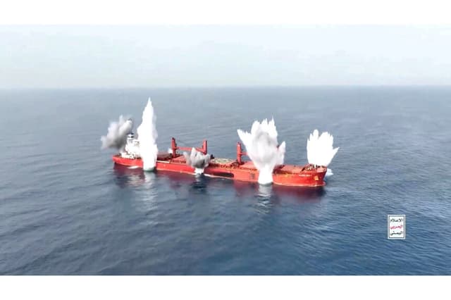 Columnas de humo se elevan desde lo que se dice que es un granelero operado por Grecia con bandera de Liberia, el MV Magic Seas, que, según los hutíes de Yemen, fue atacado luego de un supuesto intercambio con el capitán, frente a la costa suroeste de Yemen, en esta captura de pantalla tomada de un video publicado el 8 de julio de 2025. (Centro de medios hutí/Folleto vía Reuters)