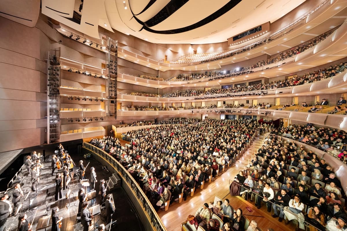Shen Yun Performing Arts ofreció su segunda función de la temporada 2026 en Toronto, en el Four Seasons Centre for the Performing Arts, la noche del 28 de marzo de 2026, con el teatro lleno. (May Huang/The Epoch Times)