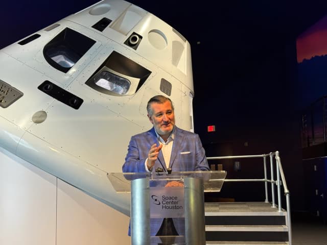El senador Ted Cruz (R-Texas) habla con los periodistas en el Centro Espacial de Houston, en Texas, el 9 de abril de 2026. (T.J. Muscaro/The Epoch Times)