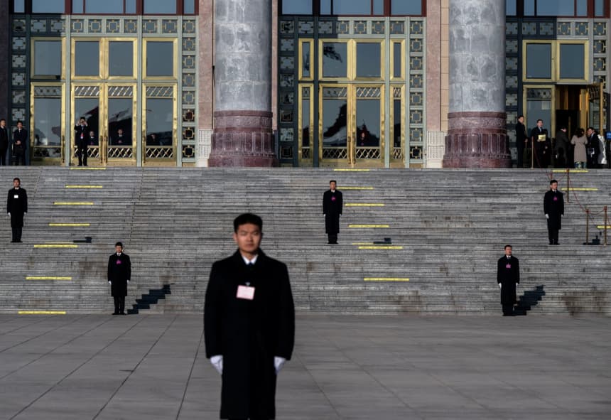 Personal de seguridad monta guardia en el exterior antes de la sesión de clausura de la Conferencia Consultiva Política del Pueblo Chino, un acto meramente formal, celebrada en el Gran Salón del Pueblo, en Beijing, el 11 de marzo de 2026. (Kevin Frayer/Getty Images)