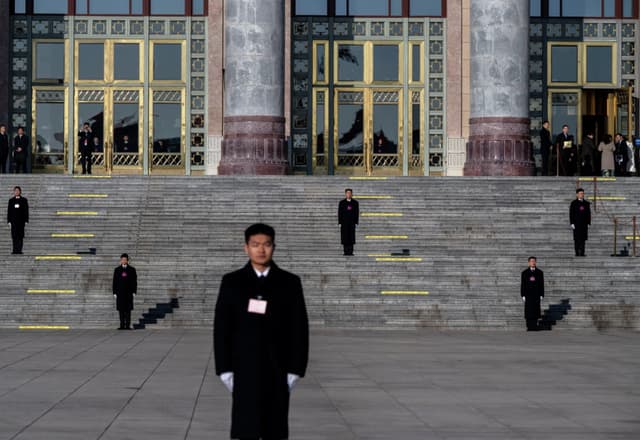 Personal de seguridad monta guardia en el exterior antes de la sesión de clausura de la Conferencia Consultiva Política del Pueblo Chino, un acto meramente formal, celebrada en el Gran Salón del Pueblo, en Beijing, el 11 de marzo de 2026. (Kevin Frayer/Getty Images)