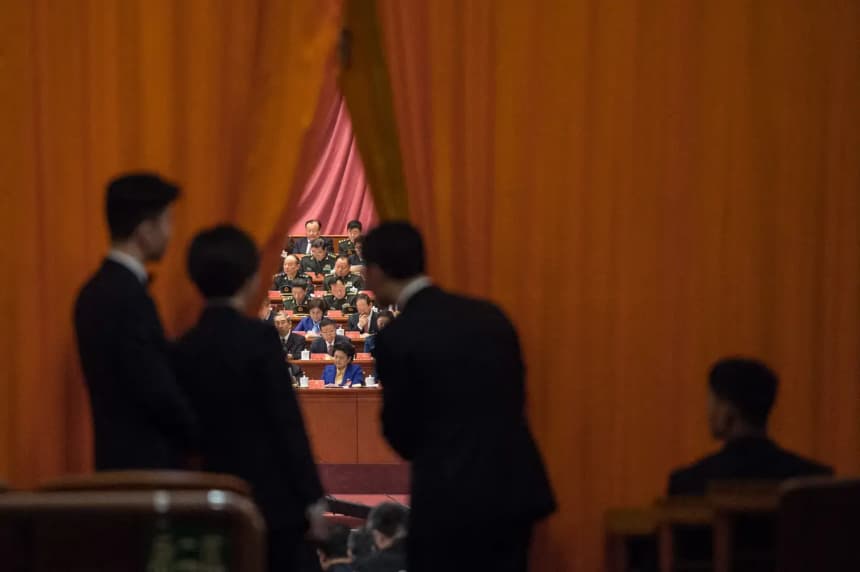 Guardias de seguridad observan a los delegados militares durante el discurso del líder chino Xi Jinping en el XIX Congreso del Partido Comunista en Beijing, el 18 de octubre de 2017. (Fred Dufour/AFP vía Getty Images)
