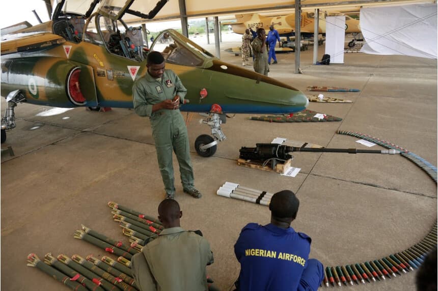 Oficiales de la Fuerza Aérea de Nigeria exhiben municiones junto a un avión de combate durante un evento en Makurdi, Nigeria, el 22 de abril de 2017. (Domingo Alamba/Foto AP)